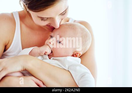 Moments tendres avec maman. Photo d'un adorable bébé garçon qui se joint à sa mère à la maison. Banque D'Images