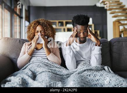 Elle mieux ne pas me transmettre ses germes. Photo d'un jeune homme irrité par sa petite amie souffrant d'allergies à la maison. Banque D'Images