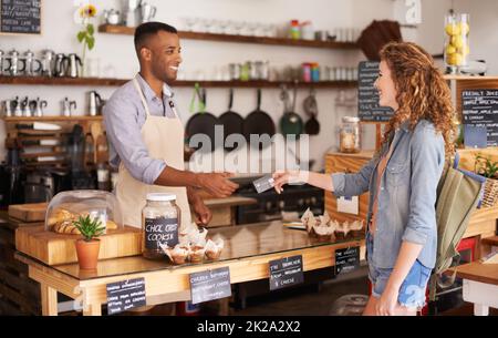 Le café le plus cool de la ville. Photo de deux personnes dans un café. Banque D'Images