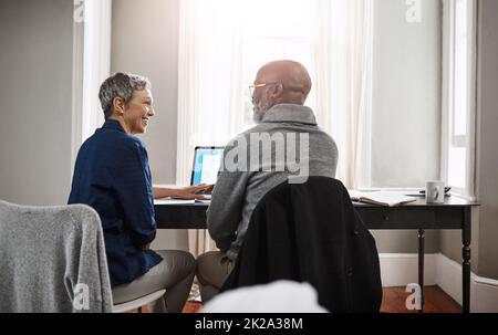 Êtes-vous content que nous ayons mis cet argent supplémentaire loin. Photo d'un couple senior travaillant sur ses finances à la maison. Banque D'Images