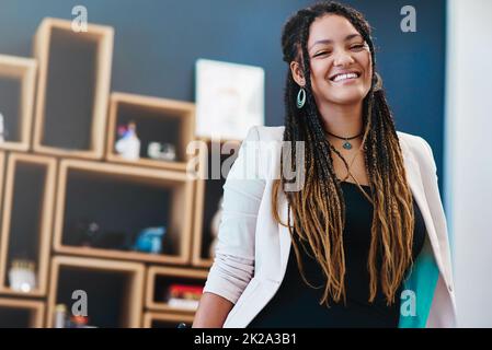 Je me sens positif au sujet de ma nouvelle entreprise. Portrait à angle bas d'une jeune femme attrayante debout dans son bureau à domicile. Banque D'Images