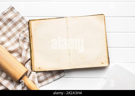 Ouvrez un livre de cuisine vierge. Livre de recettes anciennes sur table blanche. Banque D'Images