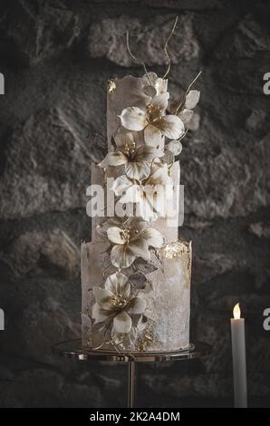 Gâteau de mariage avec des fleurs Banque D'Images