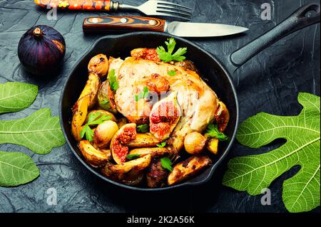 Poulet cuit avec des pommes de terre et des figues Banque D'Images