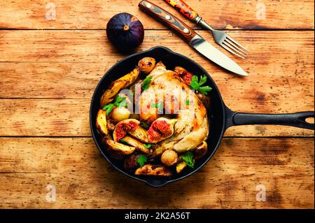 Poulet cuit avec des pommes de terre et des figues Banque D'Images
