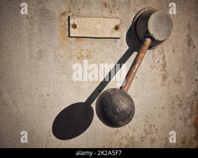 Levier vintage rouillé sur un mur Banque D'Images