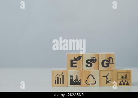 Cubes en bois avec le symbole de gouvernance sociale environnementale ESG sur l'arrière-plan et l'espace de copie.concepts d'affaires. Banque D'Images
