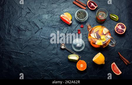 Thé aux fruits avec agrumes. Banque D'Images