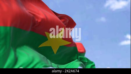 Détail du drapeau national du Burkina Faso qui agite dans le vent par temps clair. Banque D'Images