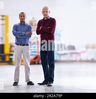 Rencontrez les inspecteurs. Portrait de deux directeurs d'usine effectuant une inspection d'entrepôt. Banque D'Images