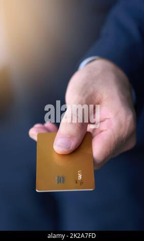 Paiement par carte. Photo rognée d'un homme d'affaires tenant une carte de crédit comme paiement. Banque D'Images