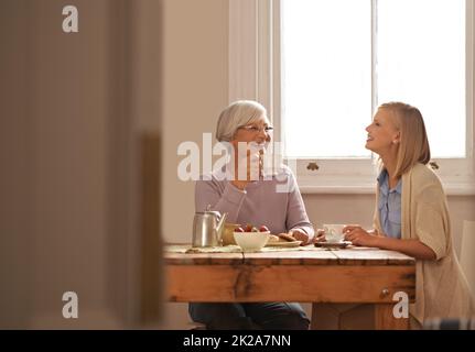 Shes a toujours eu une blague drôle sur sa manche. Photo courte d'une jeune femme attirante qui visite son gran pour le thé. Banque D'Images