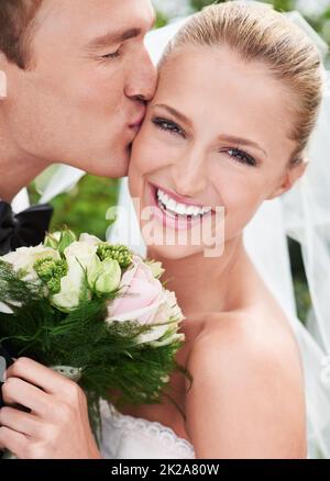 Heureusement toujours après. Un heureux couple de jeunes mariés. Banque D'Images