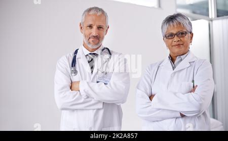 Consulter un collègue pour une deuxième opinion. Photo de deux médecins travaillant ensemble dans un hôpital. Banque D'Images