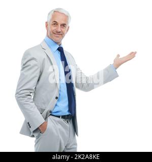 La prochaine grande chose dans l'entreprise. Studio portrait d'un beau homme d'affaires gestant au copyspace isolé sur blanc. Banque D'Images