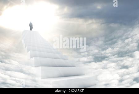 Escalier vers le ciel. Photo d'un homme sur un escalier menant au ciel. Banque D'Images