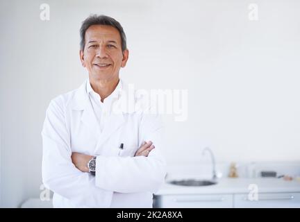 HES le meilleur dentiste que vous pourriez vouloir. Portrait d'un chirurgien mâle mature debout à l'hôpital. Banque D'Images