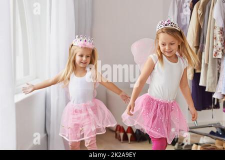 S'amuser dans l'imagination. Photo courte de petites filles portant des costumes de princesse fée. Banque D'Images