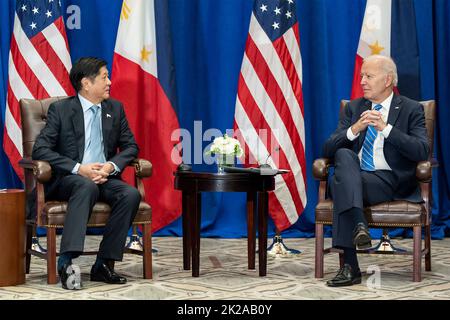 New York, États-Unis. 22nd septembre 2022. Le président américain Joe Biden lors d'une réunion bilatérale avec le nouveau président philippin Ferdinand Marcos, Jr., est parti, en marge de la session de 77th de l'Assemblée générale des États-Unis, 22 septembre 2022, à New York. Crédit : Adam Schultz/White House photo/Alay Live News Banque D'Images