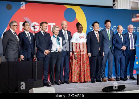 New York, États-Unis. 21 septembre 2022. Le président américain Joe Biden, au centre, pose une photo de groupe lors de la septième Conférence de reconstitution du Fonds mondial, en marge de la session de 77th de l'Assemblée générale des États-Unis, 21 septembre 2022, à New York. De gauche à droite, Bill Gates, le premier ministre du Japon Fumio Kishida, le président français Emmanuel Macron, le président de la Commission européenne Ursula von der Leyen, le président Joe Biden, l'ambassadeur Connie Mudenda, le président sud-coréen Yoon Suk Yeol, le premier ministre canadien Justin Trudeau, le chancelier allemand OLAF Scholz et l'exécutif du Fonds mondial D Banque D'Images