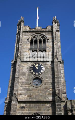 Vue sur le clocher carré avec horloge et mât sur l'église du Prieuré de Lancaster de St Mary, Lancaster, Lancashire, Angleterre, septembre 2022. Banque D'Images