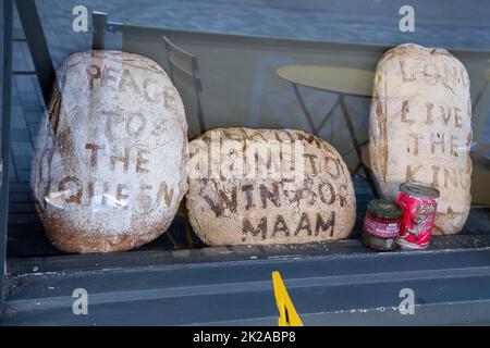 Windsor, Berkshire, Royaume-Uni. 22nd septembre 2022. Pains de pain dans un boulanger de Windsor en hommage à sa Majesté la Reine. Crédit : Maureen McLean/Alay Live News Banque D'Images