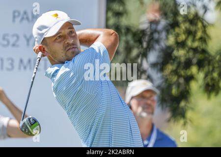 Charlotte, États-Unis. 22nd septembre 2022. Xander Schauffele regarde son tee-shirt tiré sur le deuxième tee-shirt au championnat de golf de la coupe Presidents à Charlotte, Caroline du Nord sur 22 septembre 2022. Photo de Nell Redmond/UPI. Crédit : UPI/Alay Live News Banque D'Images