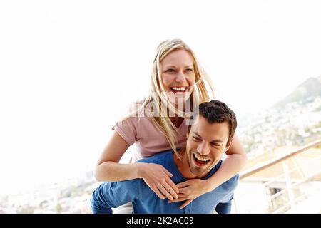 Nous avons toujours une explosion ensemble. Un jeune couple amusant s'amusant ensemble. Banque D'Images