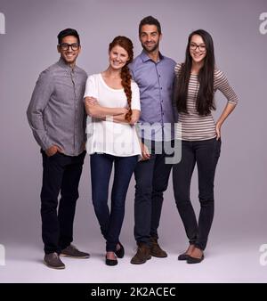 L'équipe dont vous pouvez compter. Photo en studio d'un groupe de jeunes divers sur fond gris. Banque D'Images