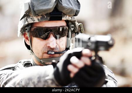 HES une force de mise au point. Gros plan de la tête et des épaules coup de feu d'un soldat pointant sa main. Banque D'Images