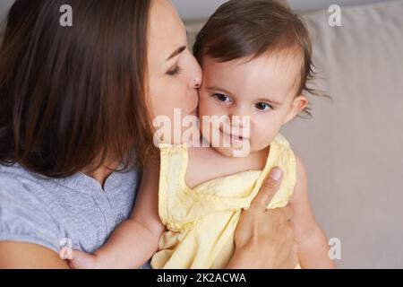 Shes mon petit ange. Photo d'un adorable petit bébé et de sa mère partageant un moment mignon. Banque D'Images
