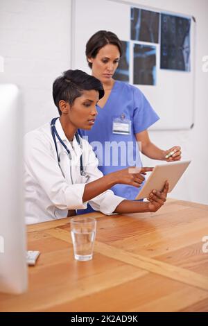 Shes le meilleur médecin autour. Prise de vue en coupe d'une jeune femme médecin attirante. Banque D'Images