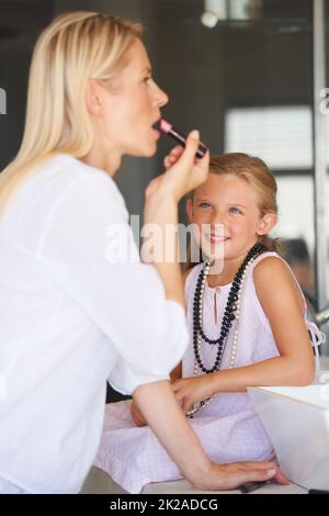 Petite Fille Applique De La Poudre Avec Un Pinceau De Maquillage. Mettre Du  Fard À Joues. Un Enfant Joyeux A Des Tresses De Cheveux. Cosmétiques  Naturels Pour Enfants Banque D'Images et Photos