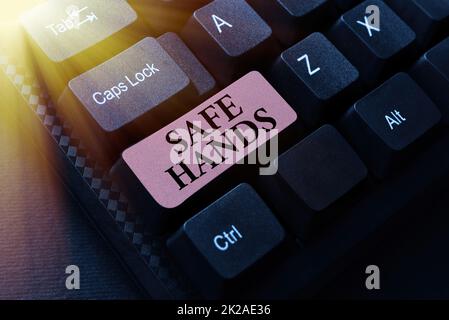 Panneau d'écriture à la main mains sûres. Concept signifiant assurer la stérilité et la propreté des mains pour la décontamination création de stockage de données d'entreprise, saisie du budget et enregistrement des dépenses Banque D'Images