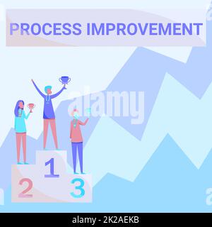 Amélioration du processus d'écriture manuscrite. Mot écrit sur la tâche d'identifier sur les cours d'affaires existants trois concurrents se tenant sur Podium Holding trophées célébrant la victoire. Banque D'Images