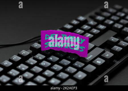 Affiche textuelle indiquant les services de livraison. Mot écrit sur le processus de transport de marchandises d'une source à destination dactylographiant lettre du contrat d'affaires, dactylographie Nouveau contrat de reliure Banque D'Images