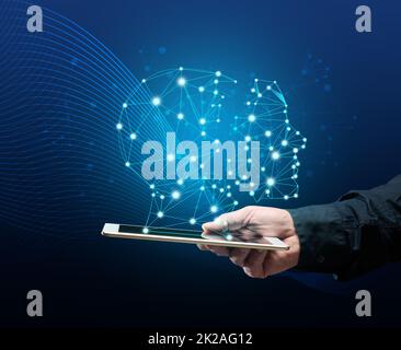 une main mâle tient une tablette et un dessin holographique d'une tête de robot. Le concept de l'apprentissage de l'intelligence artificielle pour améliorer les moteurs de recherche, les performances des applications et la satisfaction des besoins Banque D'Images