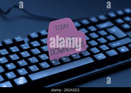 Écriture affichage des téléchargements de films texte. Business Idea transfère le film entier pour le stockage local et utilise plus tard le programme de saisie, le retypage et le débogage des codes de chaîne de programme Banque D'Images