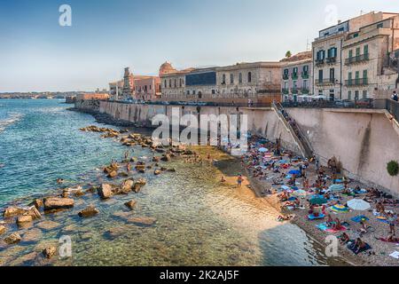 SYRACUSE, ITALIE - 14 AOÛT 2021 : une journée ensoleillée au bord de l'eau d'Ortygia, le quartier historique de Syracuse, Sicile, Italie Banque D'Images