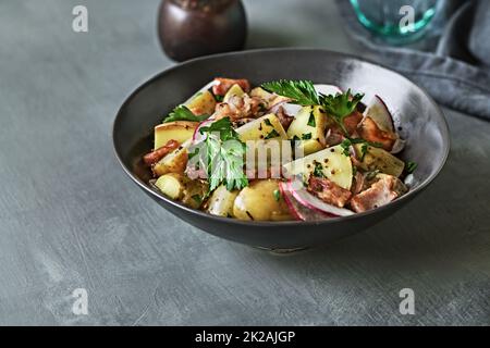 Pomme de terre au bacon, salade de radis Banque D'Images