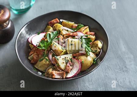 Pomme de terre au bacon, salade de radis Banque D'Images