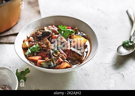 Aubergine avec carotte, poivron et tomate cerise ragoût Banque D'Images