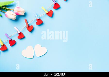 décoration de saint-valentin en forme de coeur suspendue avec des pinces en bois Banque D'Images