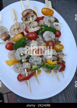 Style de vie biologique garnelenspieÃŸ roh ungekocht grillen Grillparty zutat sushi snack Banque D'Images