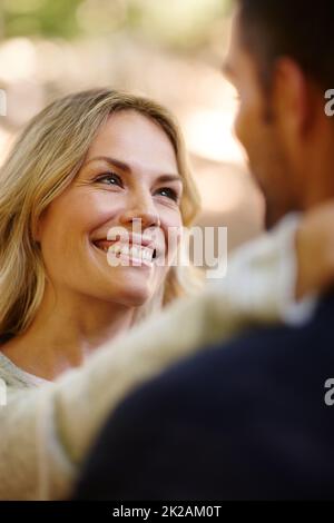 Ils ne peuvent tout simplement pas se couper les yeux les uns des autres. Photo d'une jeune femme regardant avec amour son petit ami tout en appréciant une journée dehors. Banque D'Images