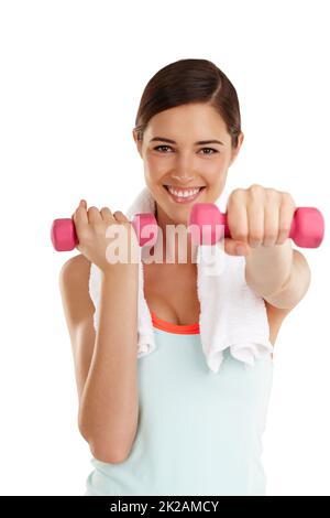 De bonnes choses viennent à ceux qui suent. Photo d'une jeune femme en forme avec des haltères. Banque D'Images