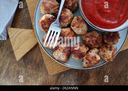 Boulettes de viande rôties à la sauce tomate, délicieux côtelettes de viande sur une table en bois.Vue de dessus Banque D'Images