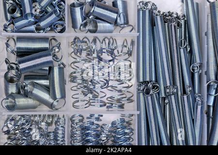 Ressorts métalliques de différentes tailles dans une boîte Banque D'Images