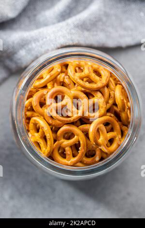 Mini bretzels. En-cas croustillant et salé dans un bol. Banque D'Images