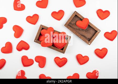 Fond en bois blanc de la Saint-Valentin avec boîte cadeau avec coeurs rouges Banque D'Images